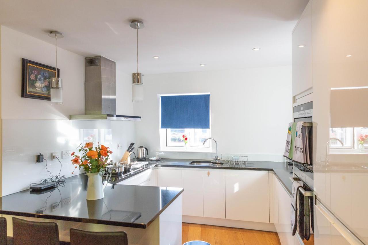 Apartment Penthouse 5 Mins Walk To Centre & Colleges With Terrace & Sleeps 6 *